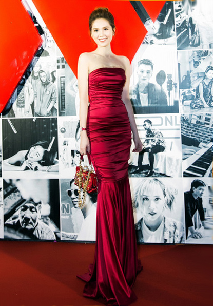 Ngọc Trinh mặc gợi cảm, HHen Niê nam tính trên thảm đỏ